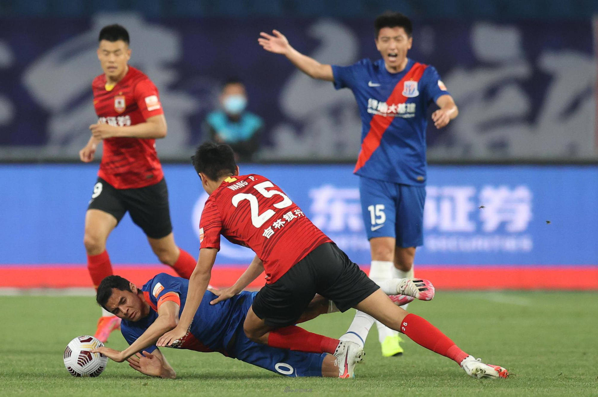 乐动体育官直播-清晨体能课后，纽约尼克斯门线救险备战欧超杯，底气十足，年轻球员得到机会的简单介绍-乐动体育官直播