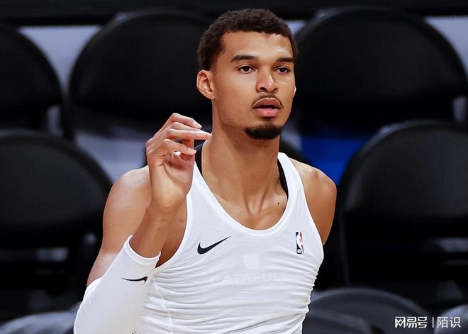 包含西汉姆内部会议纪要流出——转会期单刀错失，欧超杯使命明确，轮换策略成焦点的词条